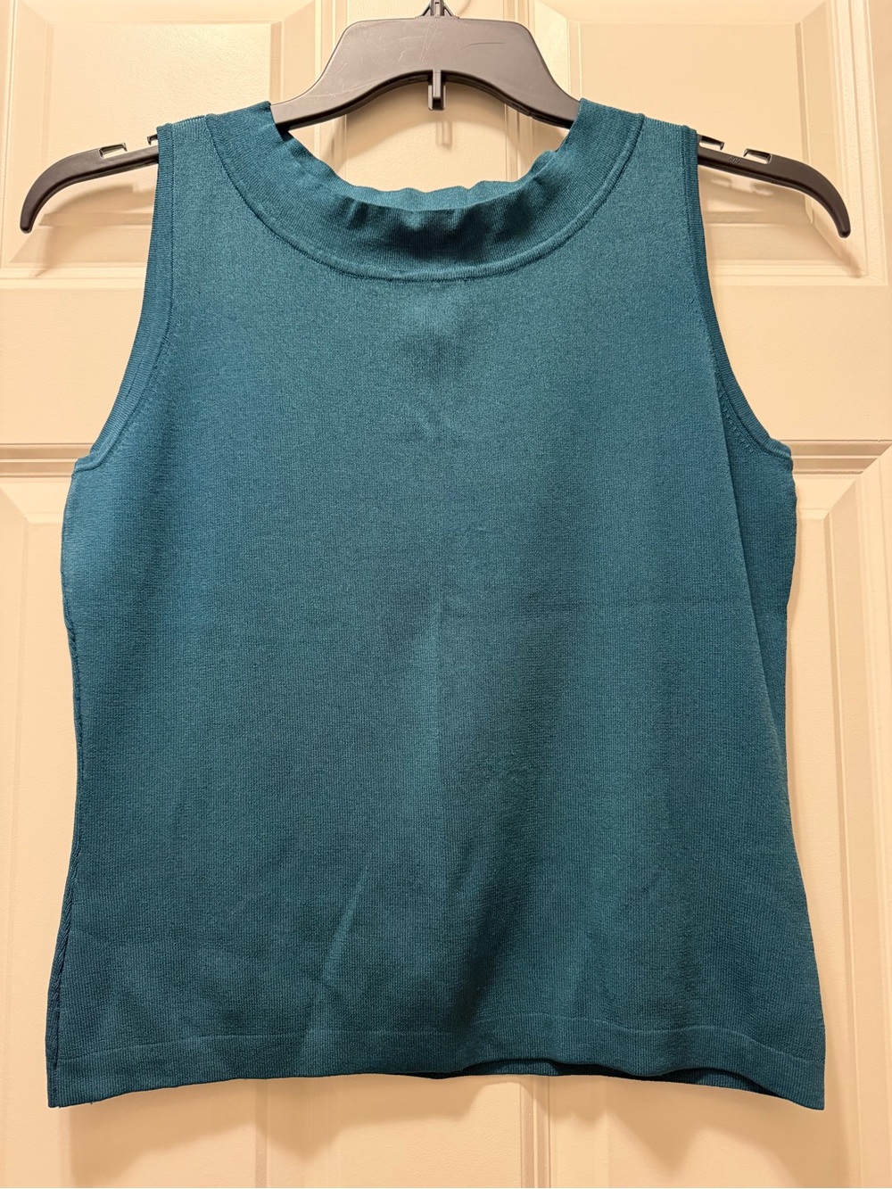 Pre-Loved women’s dress barn sleeveless sweater. Size M.